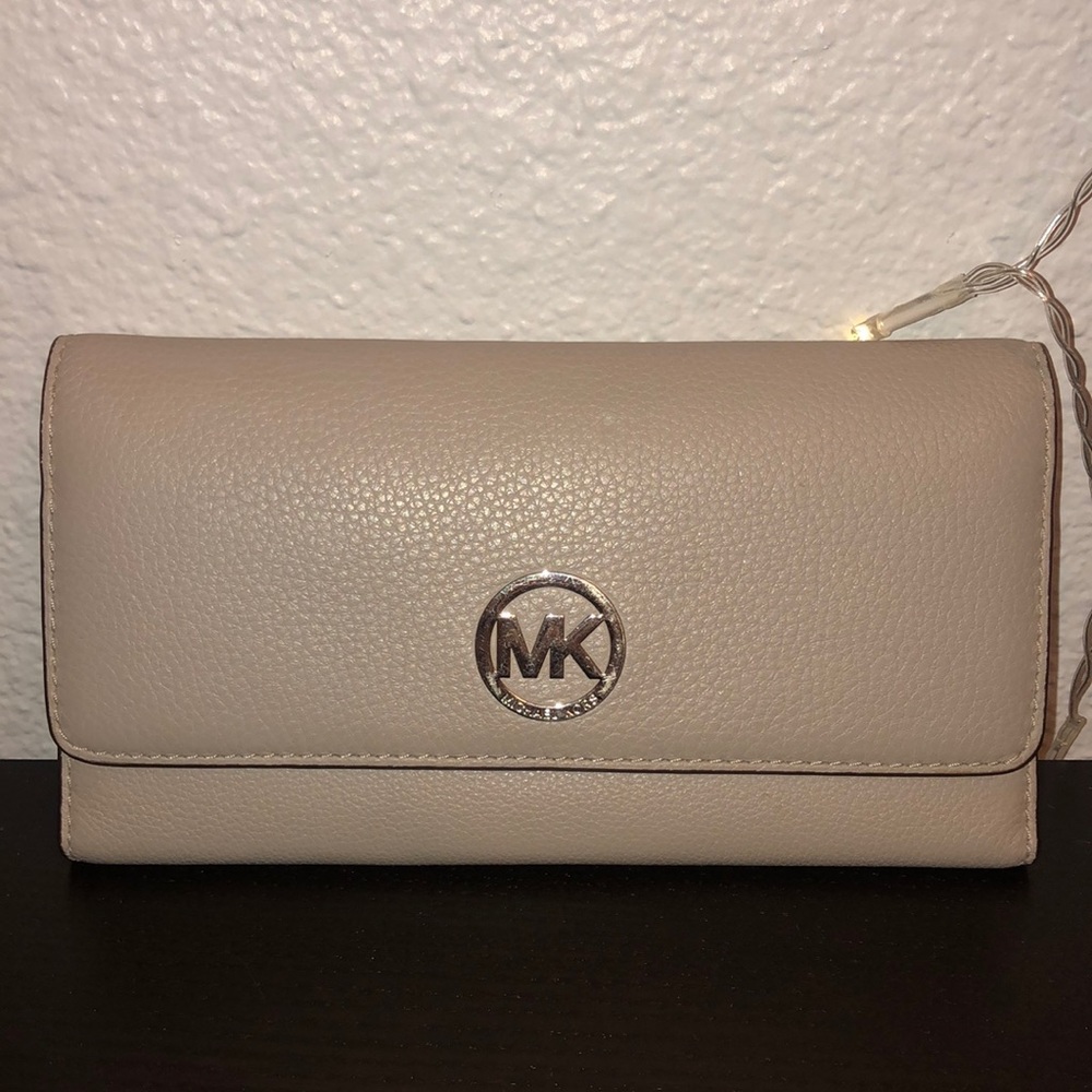 ✨Micheal Kors Wallet✨